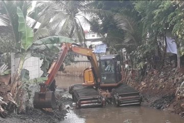 Lumpur Anak Kali Pesanggrahan dikeruk untuk cegah luapan banjir