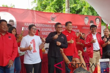 Sekjen-Ketua DPP PDIP berjoget bersama kader di Karawang