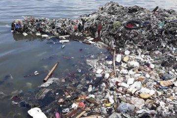 Hamparan sampah anorganik halangi aktifitas nelayan pesisir