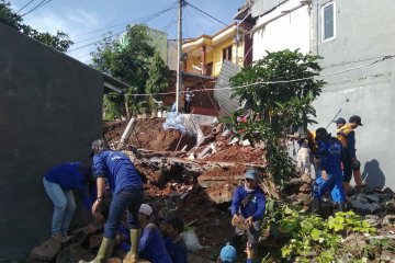 Puing longsoran Pasar Rebo mulai dibersihkan