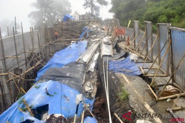 Kendaraan jalur puncak dibatasi karena jalan retak