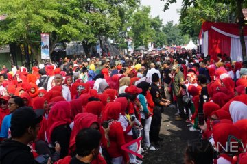 Ma'ruf Amin senam sehat bersama warga Bandung