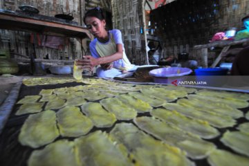 Bonggol pisang diolah menjadi kerupuk di Pamekasan