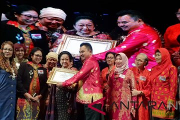 Megawati terima penghargaan dari Purna Paskibraka Indonesia