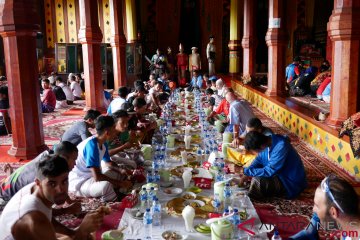 Peserta Tour de Singkarak cicipi jamuan tradisional Makan Bajamba