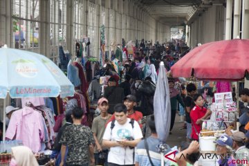 PKL "skybridge" membayar retribusi mulai Januari 2019