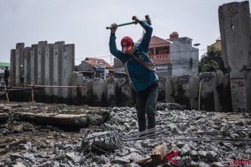 Pasang "sheetpile" anak Kali Pesanggrahan cegah banjir