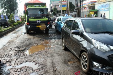 Pengamat transportasi katakan pemerintah jangan abaikan jalan rusak di musim hujan