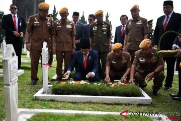 Presiden Jokowi Pimpin Peringatan Hari Pahlawan