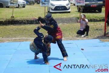 Makna di balik pakaian dan gerakan pesilek Minangkabau