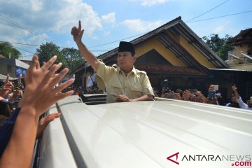 Prabowo Menziarahi Makam Abah Anom Suryalaya