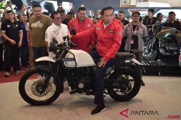 Presiden coba motor di IMOS 2018