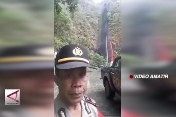 Air terjun di Nganjuk menghitam akibat sisa kebakaran