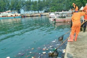 Sudin Lingkungan Hidup teliti sampel air  Pulau Pari