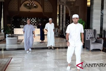 Andik Firmansyah dkk. Sholat Jumat di Islamic Center Bangkok