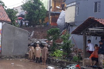 Rumah RT di Pasar Rebo terkena longsor