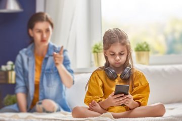 Risiko mengintai bagi anak yang terlalu aktif main internet