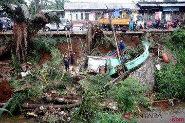 Jalan Raya Citayam-Depok Longsor