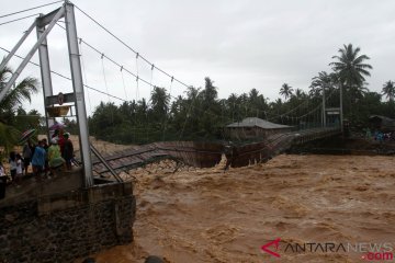 2 anak tewas saat banjir di Padang