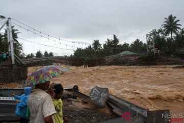 Luapan Sungai Baringin di Padang hanyutkan rangka jembatan