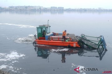 Kapal Pengangkut Sampah Waduk Pluit