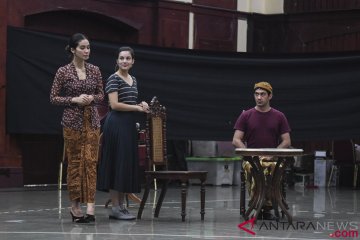 Latihan Teater Bunga Penutup Abad