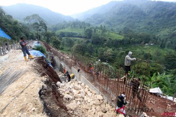 Pembangunan Dinding Penahan Longsor Jalur Puncak