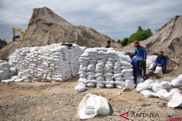 Tanggul Penahan Banjir dari Karung Pasir