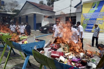 Kejari Batam musnahkan 90.209 kemasan kosmetik