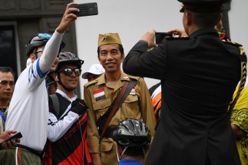 Jokowi bersepeda keliling Bandung dengan kostum pahlawan