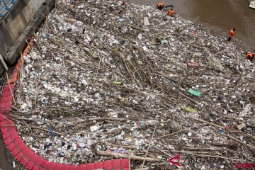 Sampah di Pintu Air Manggarai