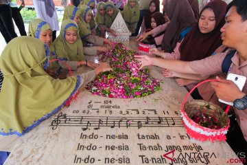 Pelajar Ziarah Makam WR Soepratman