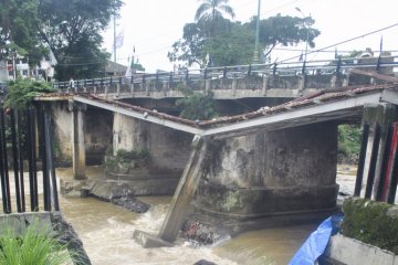 Jembatan Fair di Tual ambruk