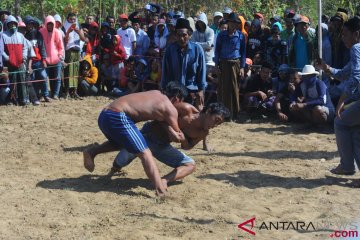 Tradisi Gulat Okol Untuk Meminta Hujan.