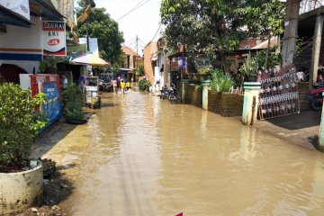 Warga mulai mengungsi akibat banjir di Kabupaten Bandung