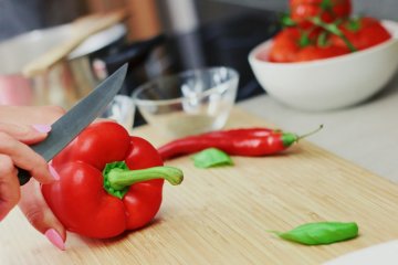 Haruskah selalu tambahkan paprika dalam semangkuk salad?