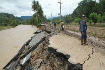 JALAN LINTAS SUMBAR - SUMUT TERPUTUS