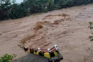 Jembatan penghubung Tasikmalaya-Garut roboh diterjang banjir