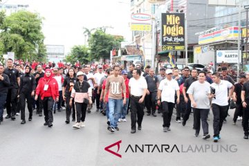 Jokowi jalan sehat bersama warga