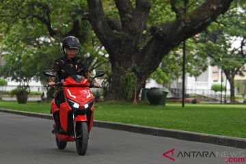 Presiden Menjajal Motor Listrik Gesits
