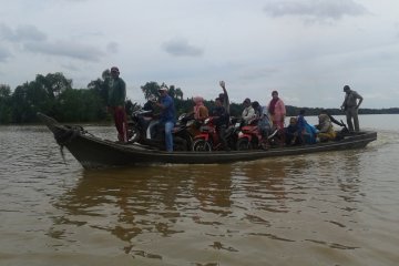 Perahu penyeberangan warga Desa Pemusiran Nipah