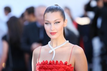 Bella Hadid alami kejadian berdarah saat peragaan busana