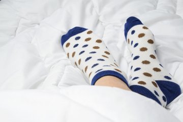 Manfaat tidur menggunakan kaos kaki basah