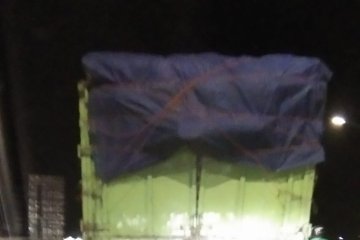 Truk besar tetap melintasi "fly over"