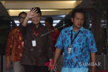 TAUFIK KURNIAWAN PENUHI PANGGILAN KPK