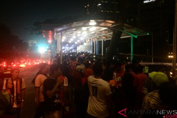 Pendukung Persija padati halte TransJakarta GBK