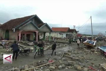 Korban tsunami cari barang berharga di reruntuhan