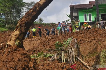 Kakek korban longsor ditemukan setelah 4  hari pencarian