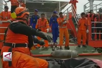 BASARNAS evakuasi tulang belulang dari bangkai kapal