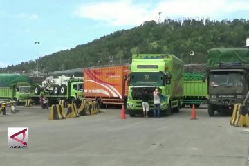 Puluhan truk ekspedisi tertahan di Pelabuhan Merak